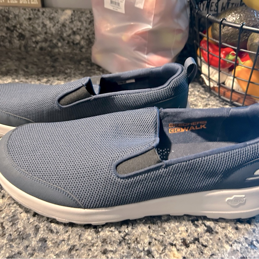 Skechers air cooled Goga Mat mens slip on shoes.  New!